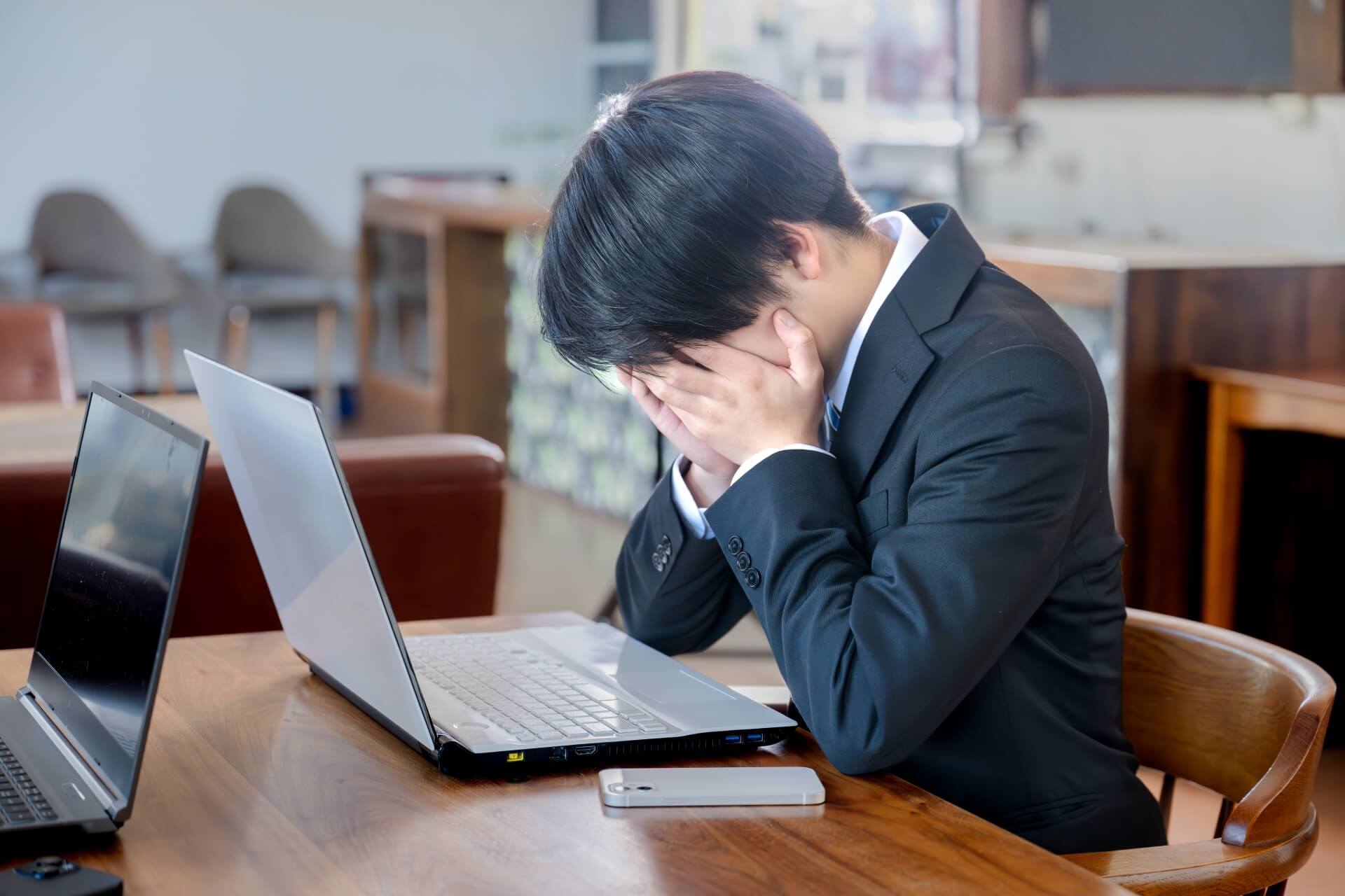頭を抱える男性社員